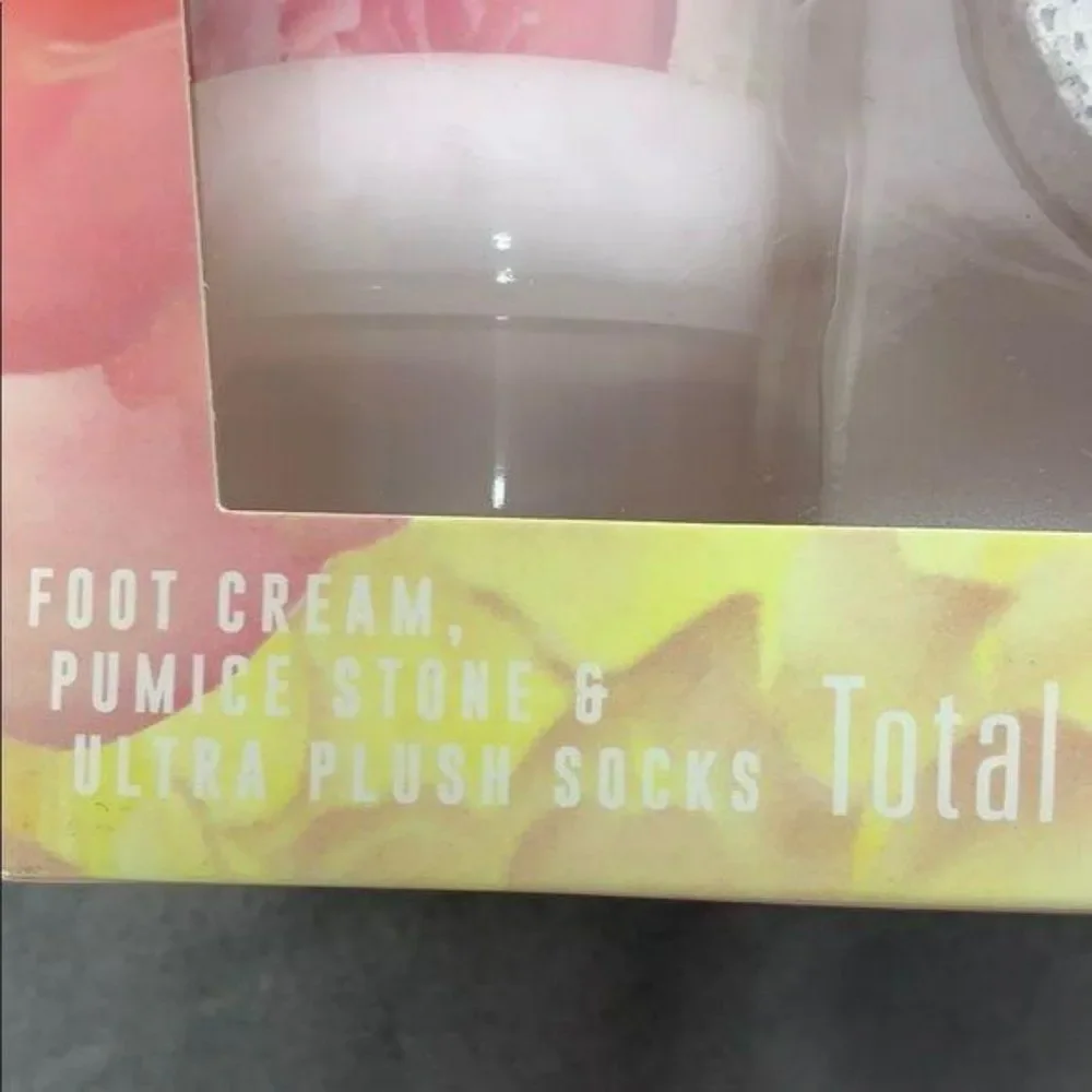 Simple Pleasures Cozy Feet Foot Care RoseWater Peony Gift‎ Set